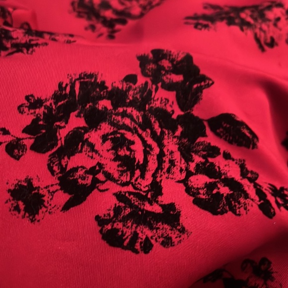 Deep Red Peplum High Low Say Anything tank top w/ Black Floral Flocking sz M - Picture 7 of 8